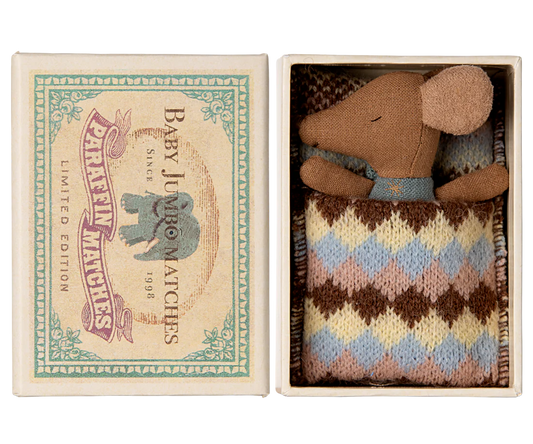 Ratinho bebé na caixa, azul