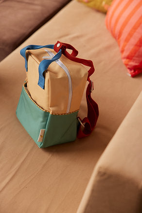 Mochila pequena metade verde/amarelo