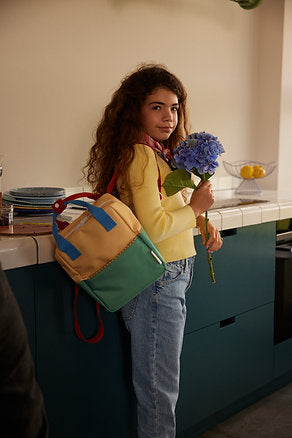 Mochila pequena metade verde/amarelo