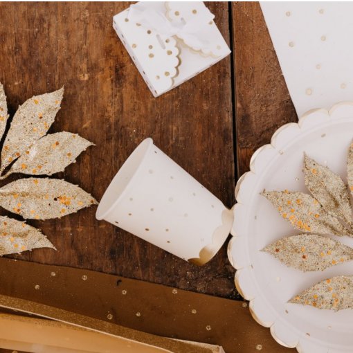 Copos brancos pintas douradas