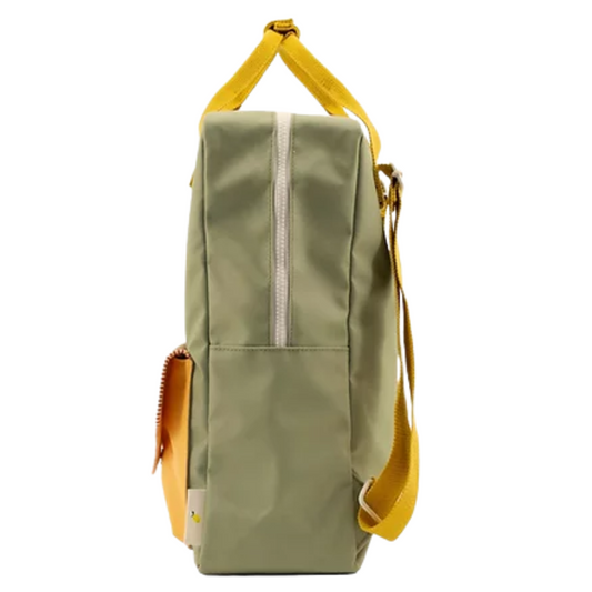 Mochila grande verde alças amarelas bolso envelope