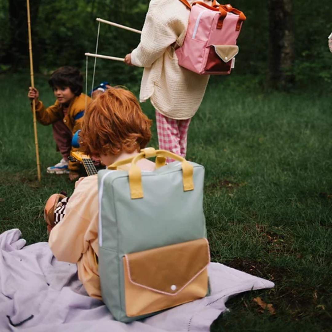 Mochila grande verde alças amarelas bolso envelope