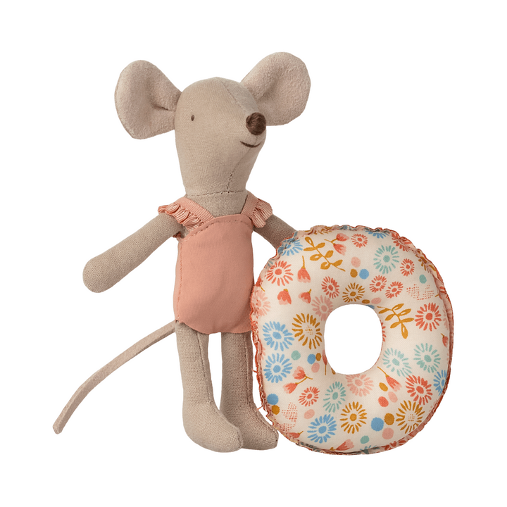 Ratinho na praia com boia, little sister