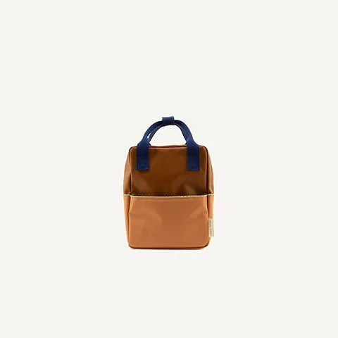 Mochila pequena castanha/pêssego alças azuis