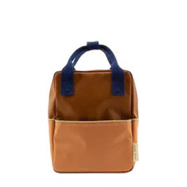 Mochila pequena castanha/pêssego alças azuis