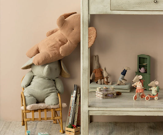 Elefante grande cinzento