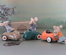 Carregar imagem no visualizador da galeria, Carro Ratinho, coral
