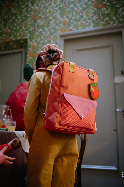 Mochila grande laranja envelope rosa quadradinhos