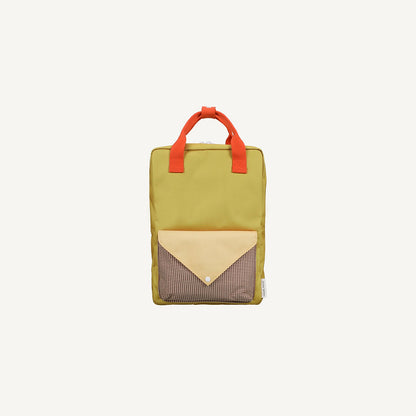 Mochila grande amarela envelope castanho quadradinhos