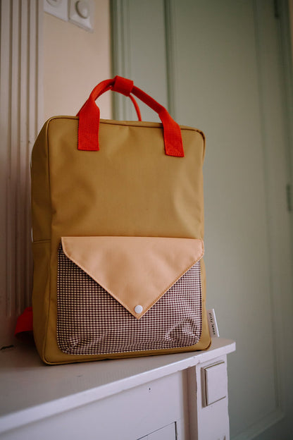 Mochila grande amarela envelope castanho quadradinhos