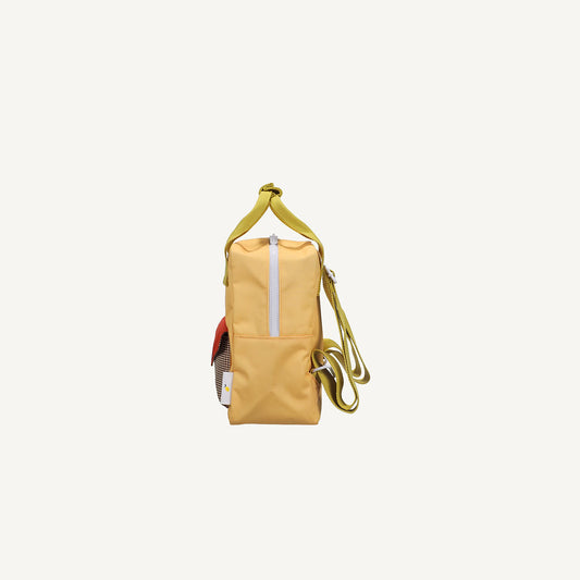 Mochila pequena amarela bolso envelope castanho quadrados