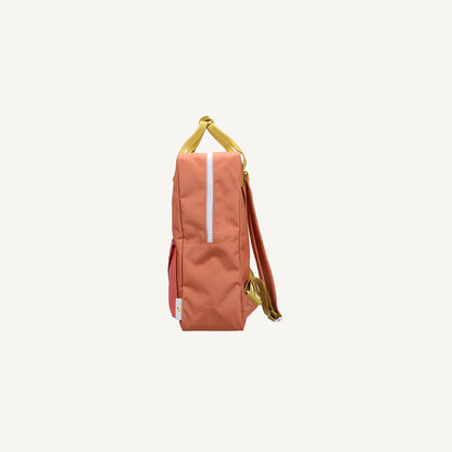 Mochila grande laranja envelope rosa quadradinhos