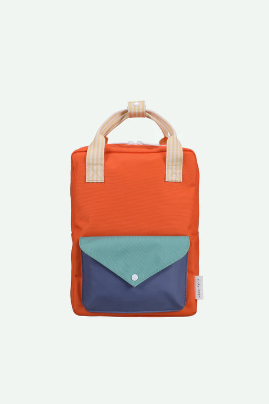 Mochila média laranja bolso envelope roxo