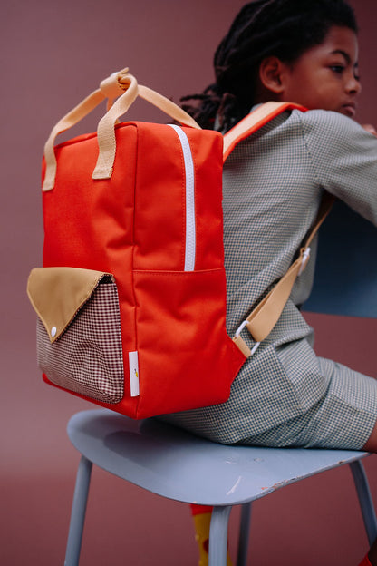 Mochila média laranja envelope castanho quadradinhos