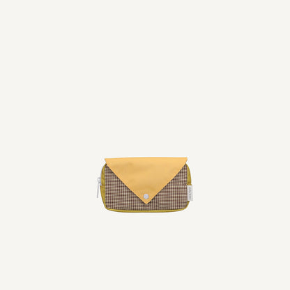 Bolsa de cintura pequena envelope amarelo quadradinhos