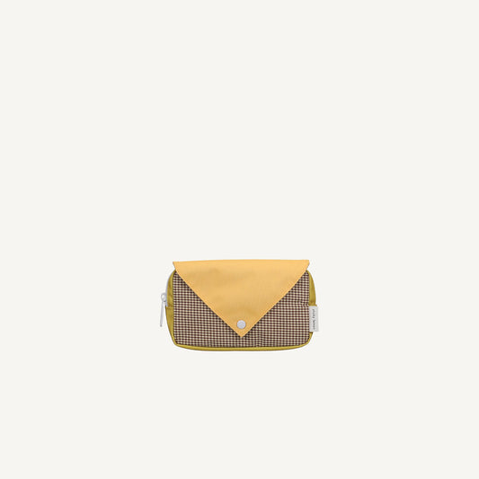 Bolsa de cintura pequena envelope amarelo quadradinhos
