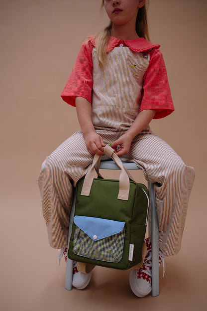 Mochila pequena verde envelope azul quadradinhos
