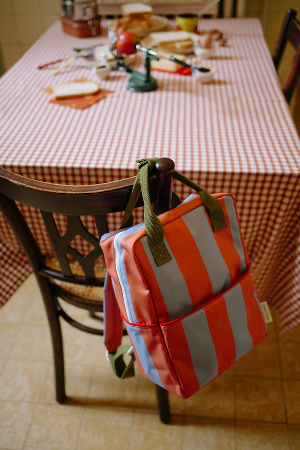 Mochila média riscas azul/coral