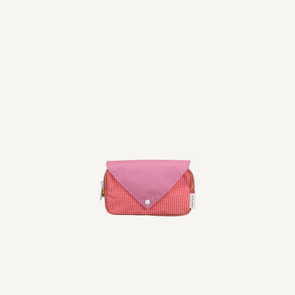 Bolsa de cintura pequena envelope rosa quadradinhos