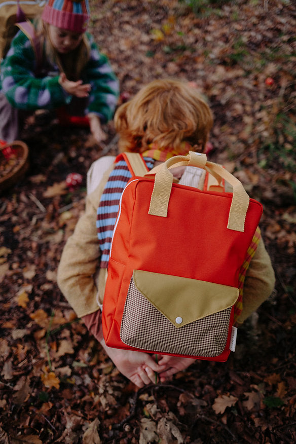 Mochila média laranja envelope castanho quadradinhos