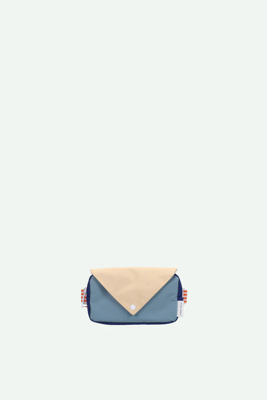 Bolsa cintura pequena envelope azul e bege