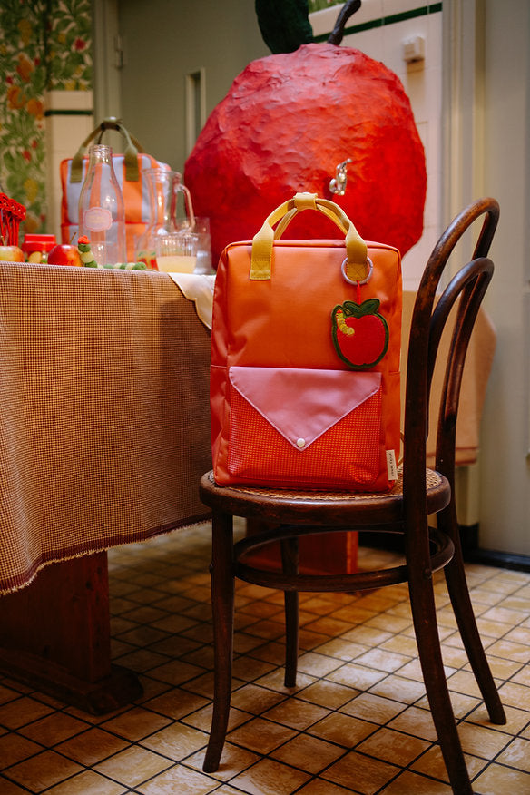Mochila grande laranja envelope rosa quadradinhos