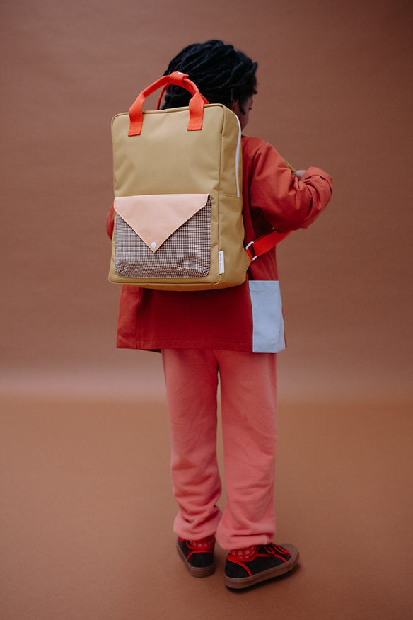 Mochila grande amarela envelope castanho quadradinhos