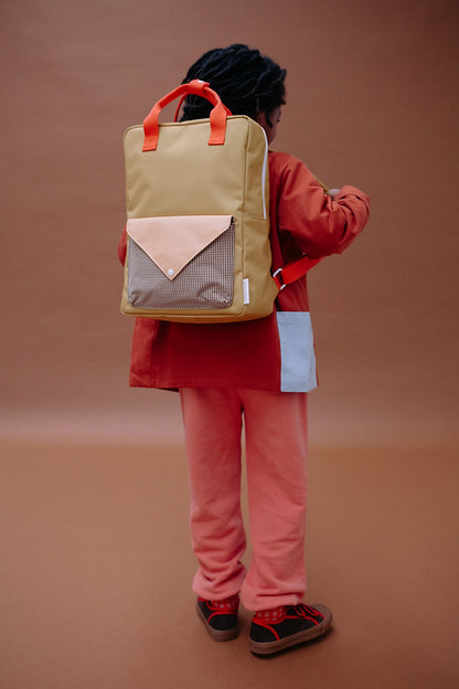 Mochila grande amarela envelope castanho quadradinhos