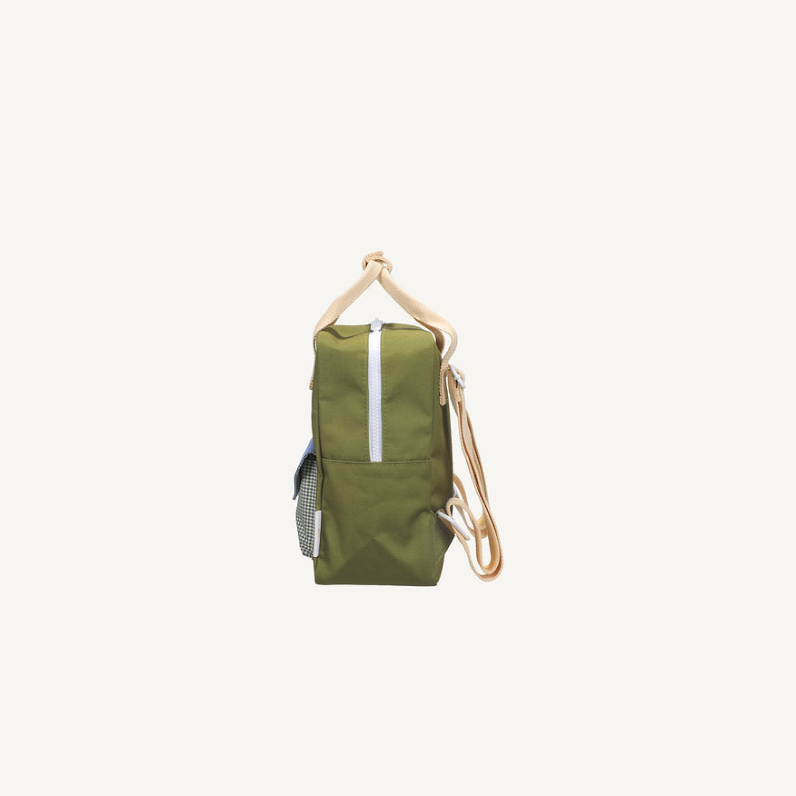 Mochila pequena verde envelope azul quadradinhos