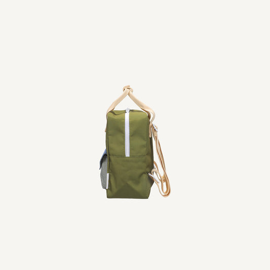 Mochila pequena verde envelope azul quadradinhos