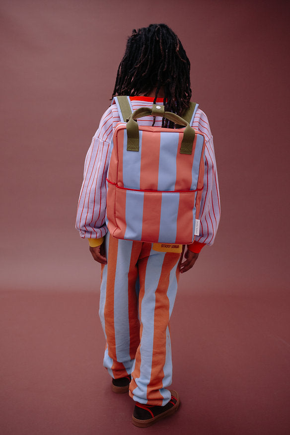 Mochila média riscas azul/coral