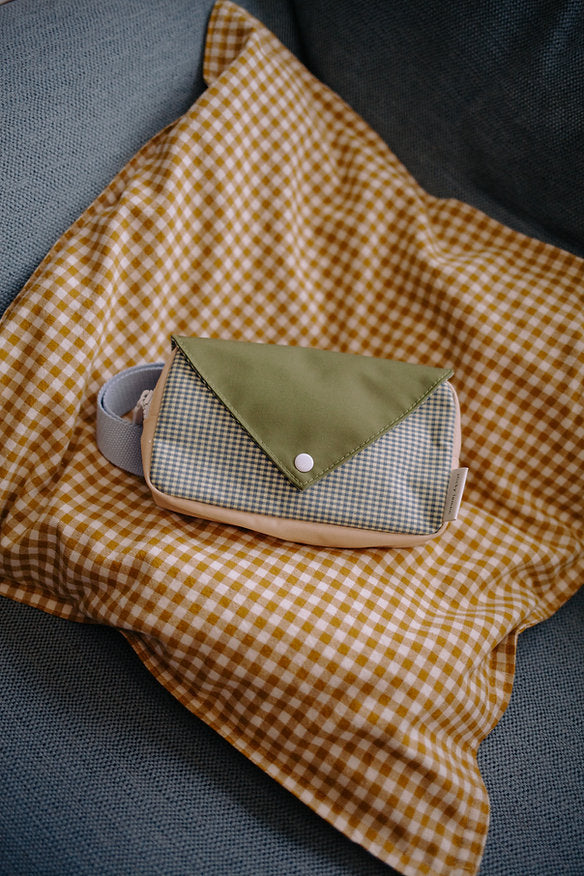 Bolsa de cintura pequena envelope verde quadradinhos