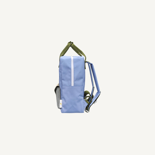 Mochila média azul envelope verde quadradinhos