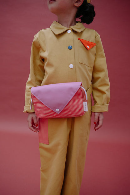 Bolsa de cintura pequena envelope rosa quadradinhos