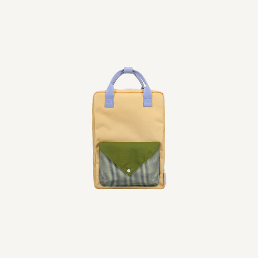 Mochila grande amarela envelope verde quadradinhos