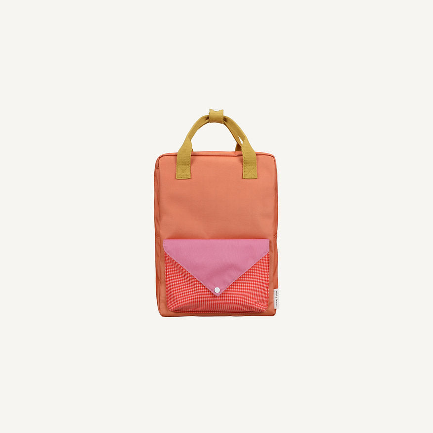 Mochila grande laranja envelope rosa quadradinhos