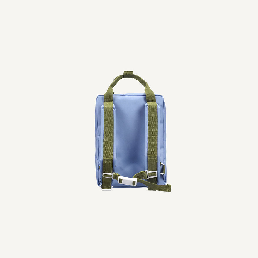 Mochila média azul envelope verde quadradinhos