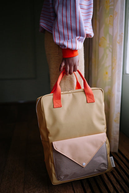 Mochila grande amarela envelope castanho quadradinhos