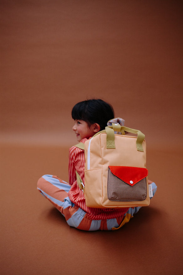 Mochila pequena amarela bolso envelope castanho quadrados