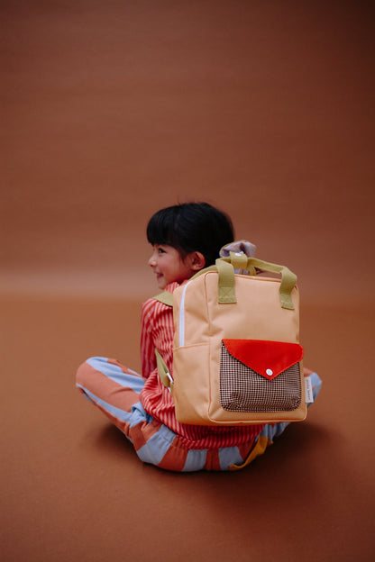 Mochila pequena amarela bolso envelope castanho quadrados
