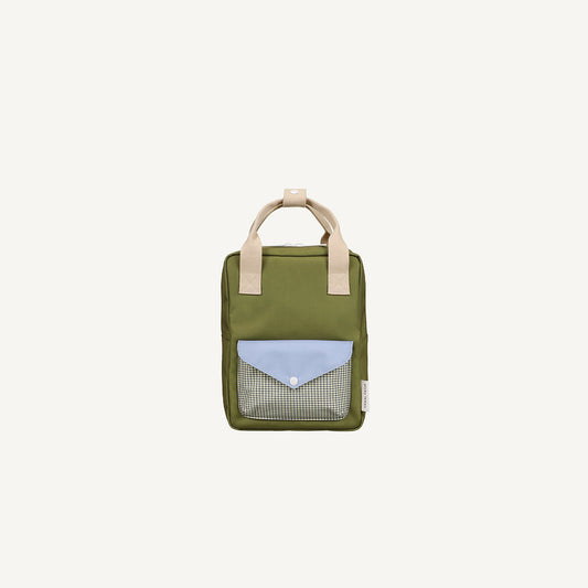 Mochila pequena verde envelope azul quadradinhos