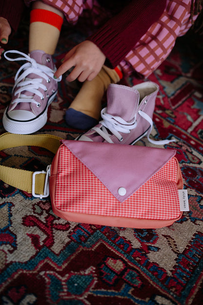 Bolsa de cintura pequena envelope rosa quadradinhos