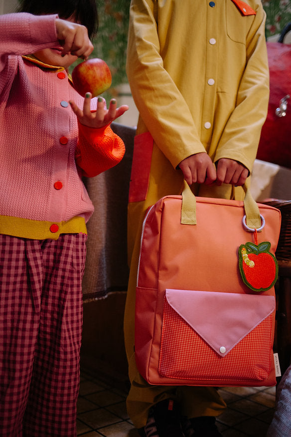 Mochila grande laranja envelope rosa quadradinhos
