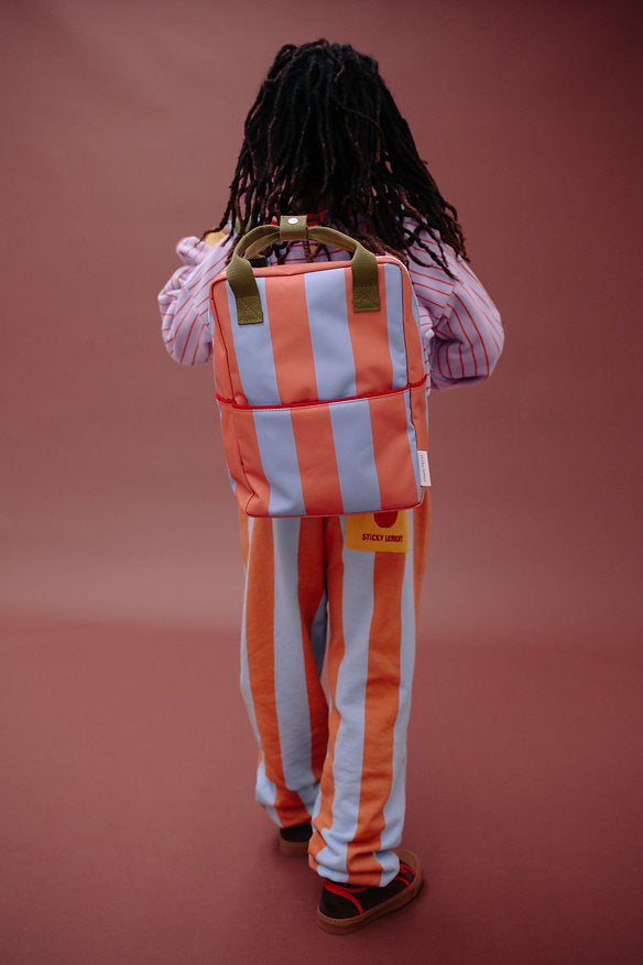 Mochila média riscas azul/coral