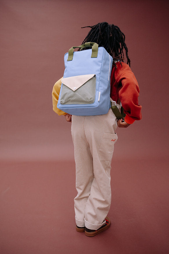 Mochila média azul envelope verde quadradinhos