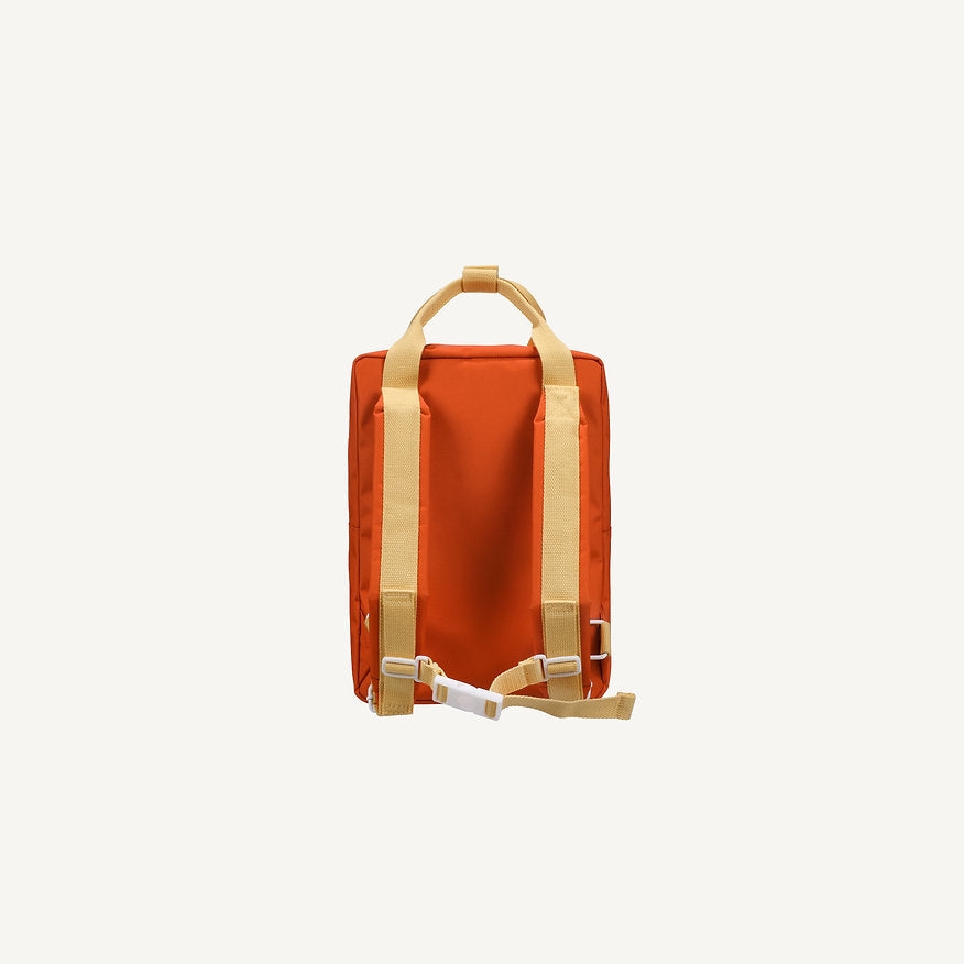 Mochila média laranja envelope castanho quadradinhos