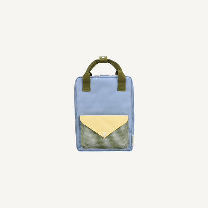 Mochila média azul envelope verde quadradinhos
