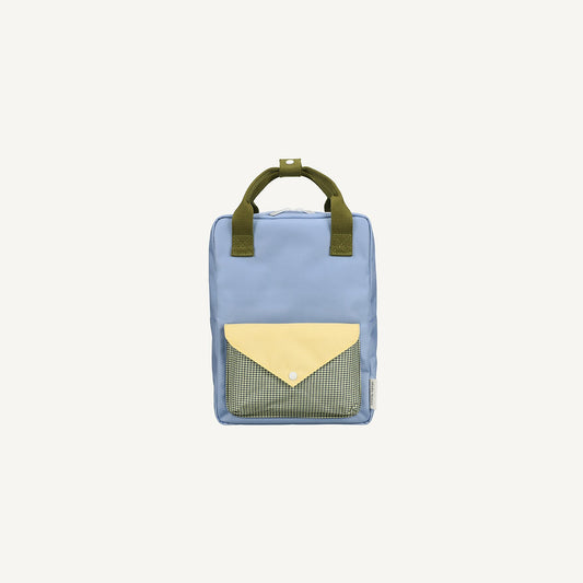 Mochila média azul envelope verde quadradinhos