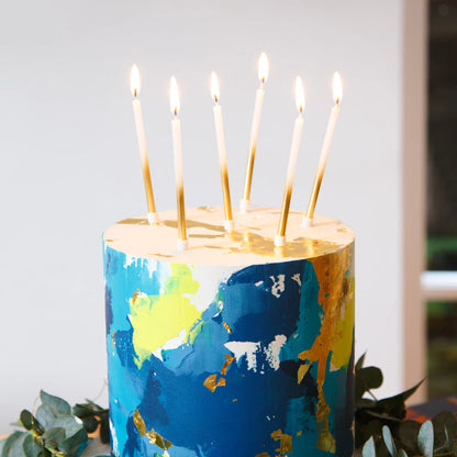 Velas compridas brancas e douradas