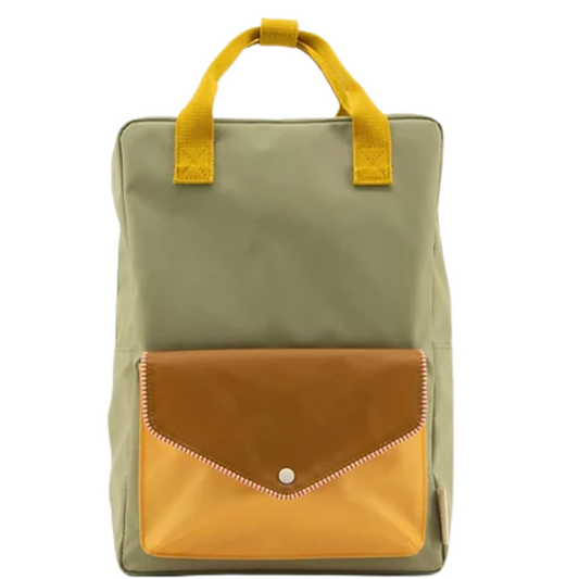 Mochila grande verde alças amarelas bolso envelope